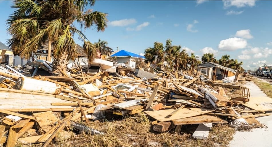 Casas rotas y edificios tirados en el suelo como consecuencia de una catástrofe natural